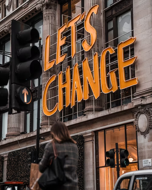 תמונת רחוב עם שלט LETS CHANGE