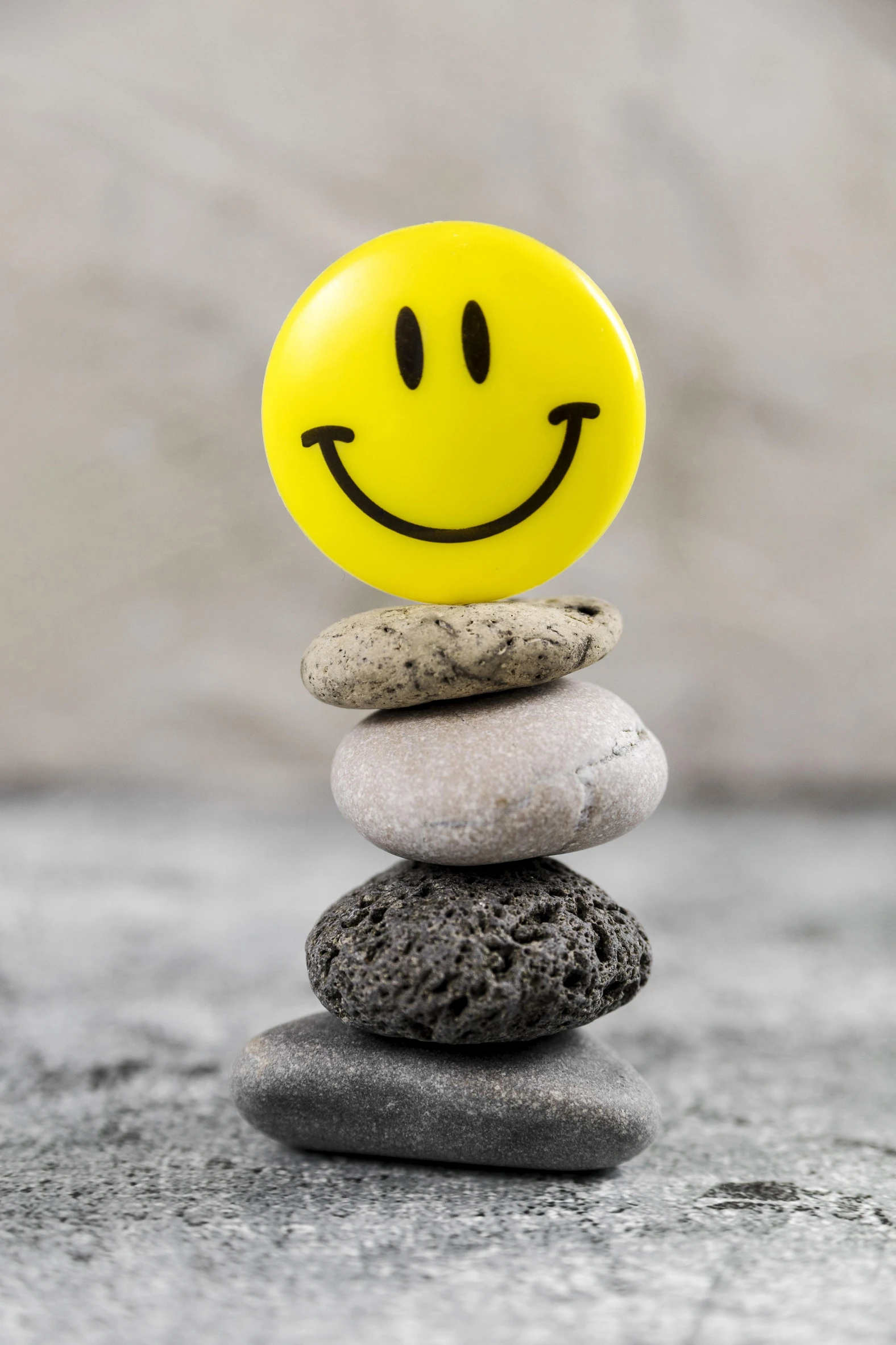 פרצוף סמיילי על אבנים בערמה